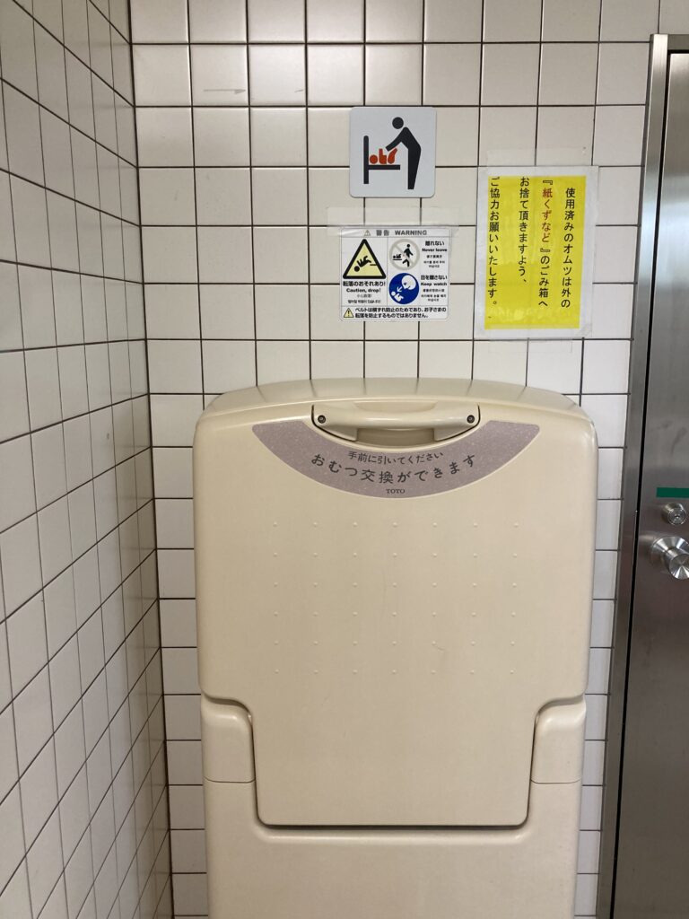 女性用トイレ内おむつ交換台