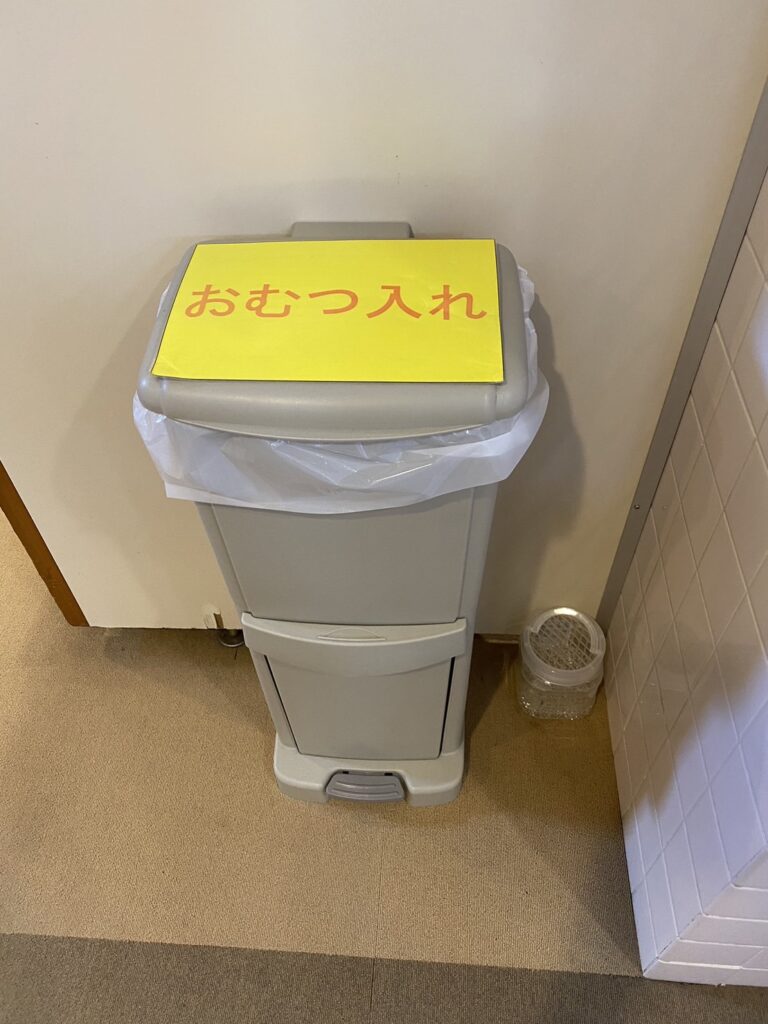 山麓駅おむつ用ゴミ箱