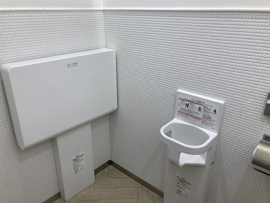 5階南トイレ内おむつ交換台