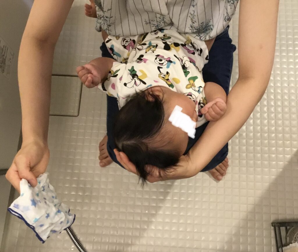 子供の身体を洗う（上から）