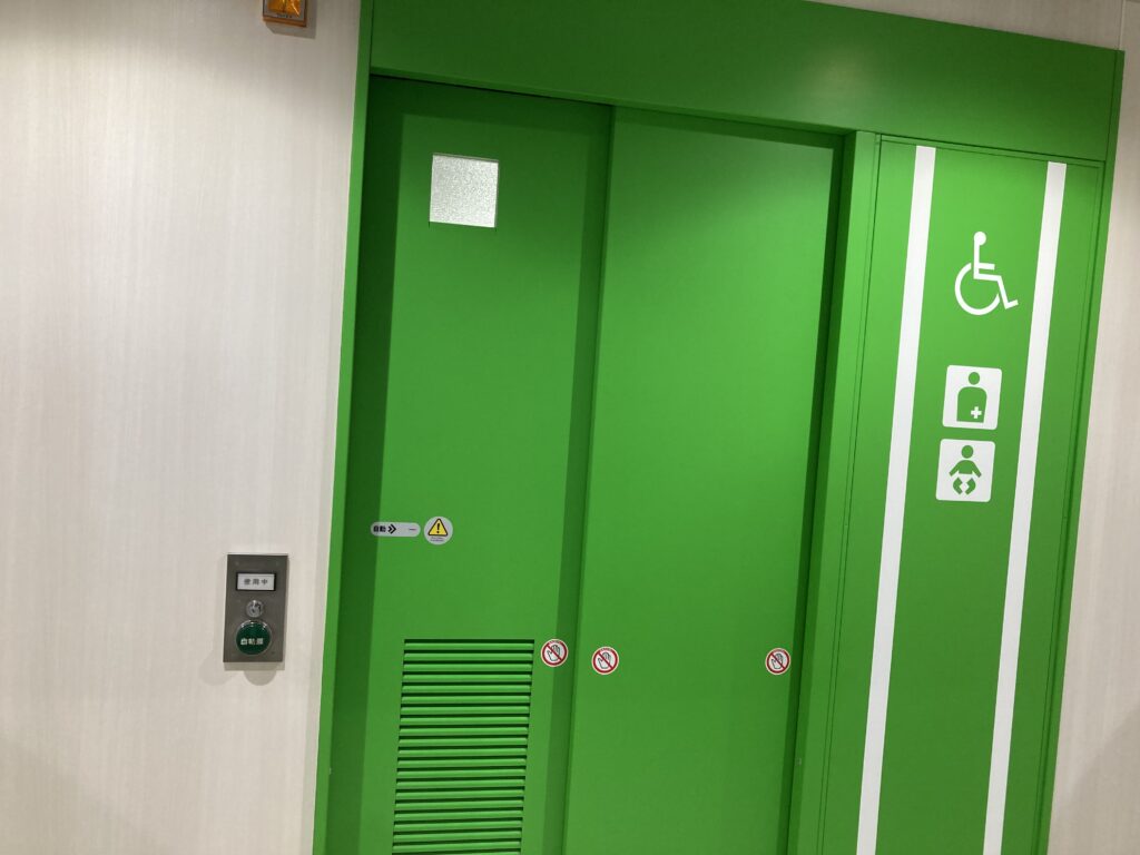 多目的トイレ入口