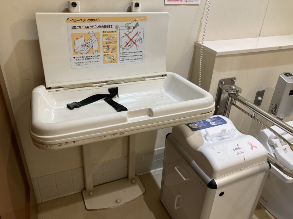 ベビーベット備え付けトイレ内オムツ交換台