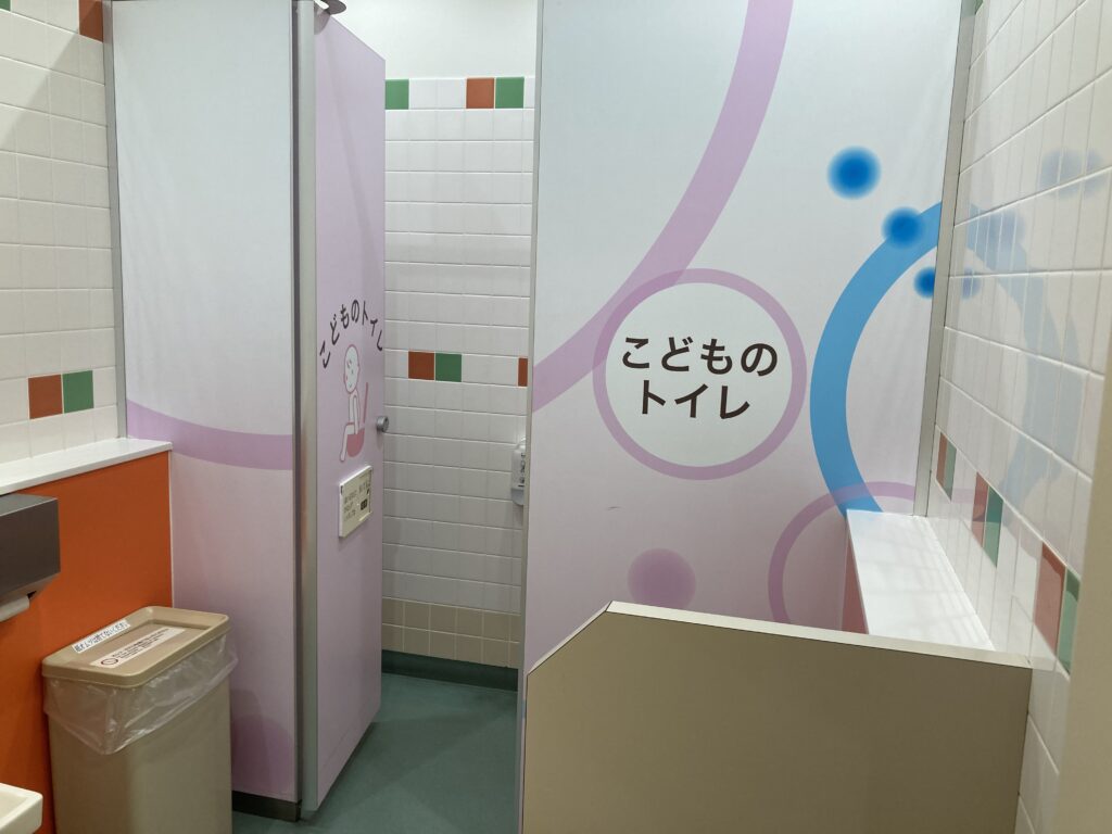 アリオ蘇我１階授乳室こども用トイレ入口