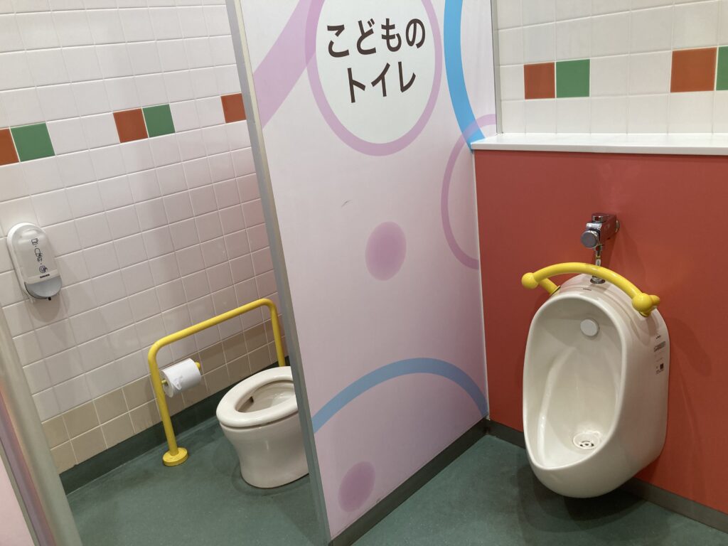 アリオ蘇我１階授乳室こども用トイレ内