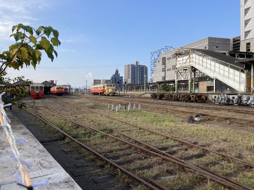 こみなと待合室のテラスから見る小湊鉄道