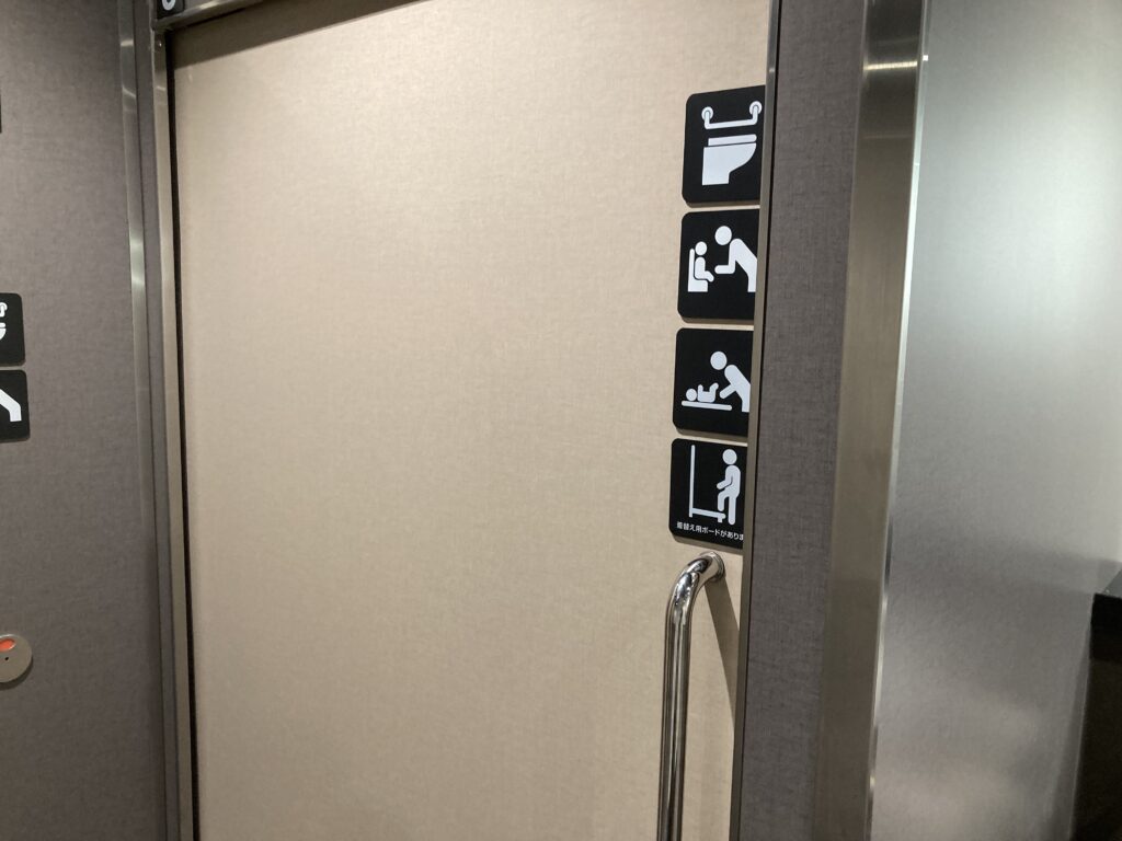 有楽町駅女性用トイレ個室入口