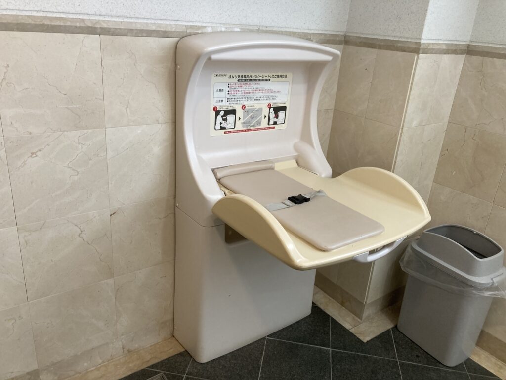 総合案内所女性用トイレおむつ交換台