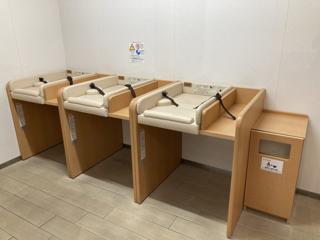 東北道蓮田SA上トイレゾーン乳幼児用スペースおむつ交換台