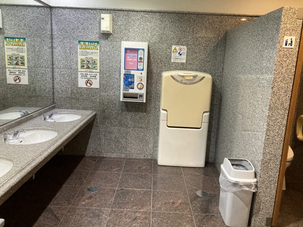 入場ゲート付近女性用トイレおむつ交換台