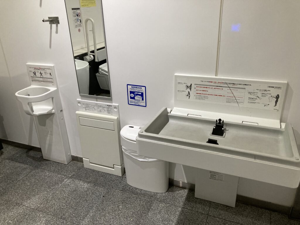 JR新大阪駅多目的トイレ内